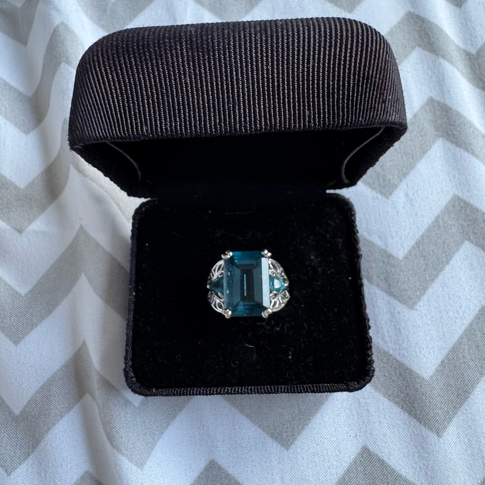 10k white gold and Blue Topaz Gemstone Ring